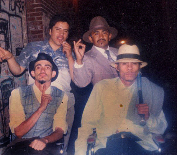 Miembros de la pandilla Playboys de Los Ángeles. Durante los años 80, las pandillas sureñas más antiguas solían usar vestimenta de “pachuco” en las noches de fiesta. Abajo a la derecha aparece El Flaco, antiguo palabrero de la clica Normandie Locos.