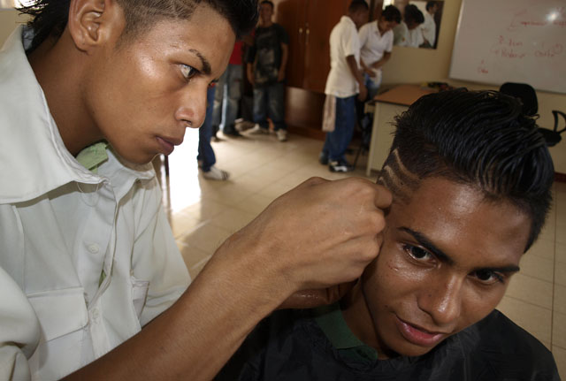 Josué Ruiz Padilla﻿ es uno de los alumnos más destacados del taller de belleza. Antes de llegar al Centro Juventud estaba activo en una pandilla llamada El Doce, que opera en el barrio Walter Ferreti. Foto Roberto Valencia.