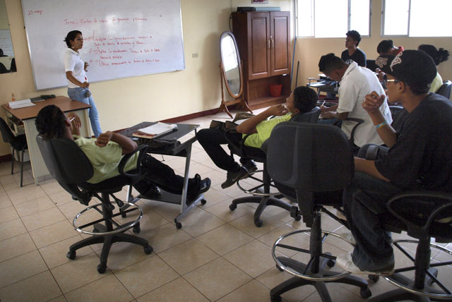 Los profesores tienen de alguna manera que adaptarse a sus alumnos, como se aprecia en esta imagen poco convencional de recibir clases. Foto Roberto Valencia.