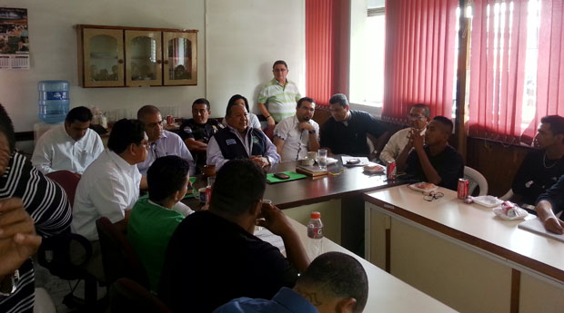 El ex viceministro de seguridad, Douglas Moreno, junto al alcalde de Ilopango y el director de PREPAZ, Santiago Flores, en reunión con líderes de la MS-13 y Barrio 18 en alcaldía de Ilopango, durante pasado abril.