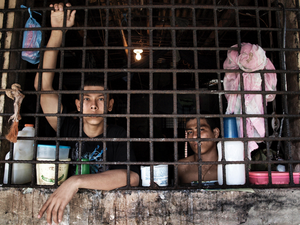 Dos jóvenes privados de libertad en una de las celdas de la Policía Nacional, en el área conocida como la Preventiva.