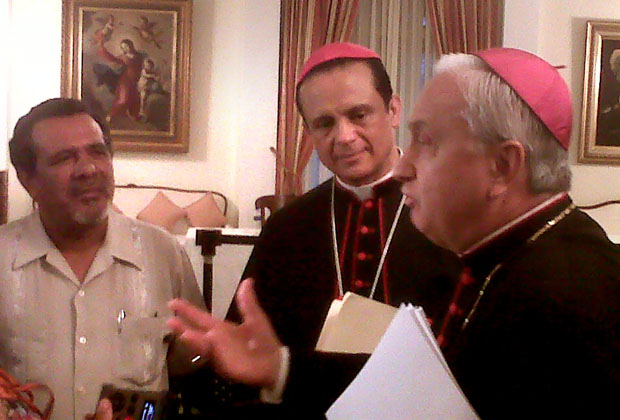 Raul Mijango, a la izquierda, junto a Fabio Colindres y el nuncio Luigi Pezzuto. Foto Carlos Martínez