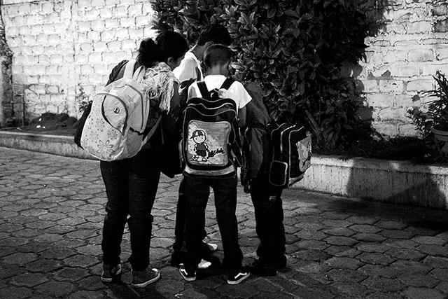 Una madrugada, una madre y sus hijos huyen de El Salvador porque el hijo mayor ha recibido amenazas de pandilleros en la escuela. Una institución privada de derechos humanos les ayudó para evacuarlos hacia un país extranjero. Foto Fred Ramos