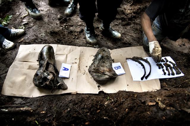 Policías ordenan los restos de William, luego de que fueran desenterrados por Israel Ticas. 