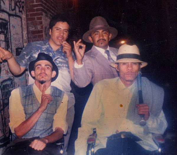 Miembros de la pandilla Playboys de Los Ángeles. Durante los años 80, las pandillas sureñas más antiguas solían usar vestimenta de “pachuco” en las noches de fiesta. Abajo a la derecha aparece El Flaco, antiguo palabrero de la clica Normandie Locos. 