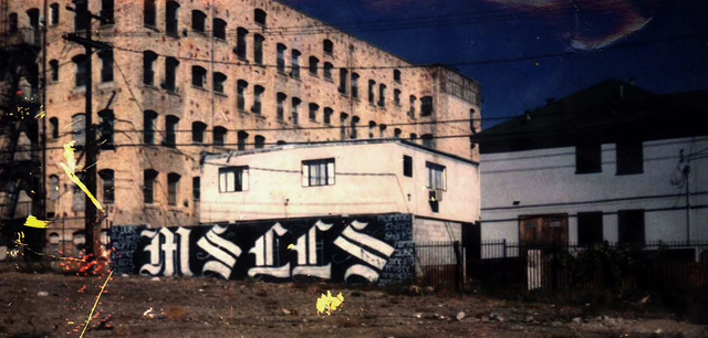 Mural de la clica Leeward Locos de la Mara Salvatrucha situado en la parte trasera de Leward Avenue de Los Ángeles, entre las calles Westmoreland y Hoover. Fotografía tomada en la segunda mitad de los años ochenta.