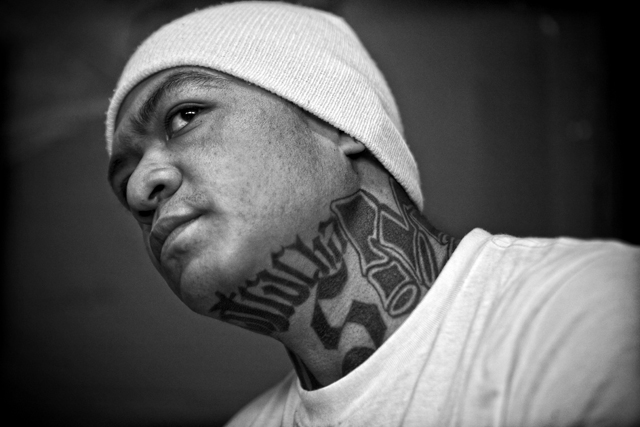 Yahir de León, “Diabólico”, uno de los principales líderes de la Mara Salvatrucha en Guatemala, durante su entrevista con El Faro en la cárcel de máxima seguridad Fraijanes II. Foto: Pau Coll.