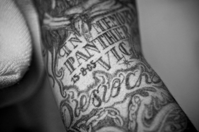 La fecha del 15 de agosto de 2005 está tatuada en el brazo de Óscar Humberto Contreras, 