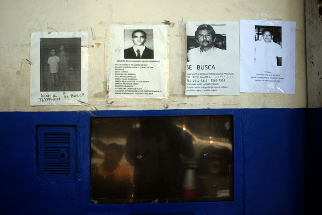 Fotos de desaparecidos en la entrada de la Delegación Centro de la PNC en San Salvador. Foto Mauro Arias