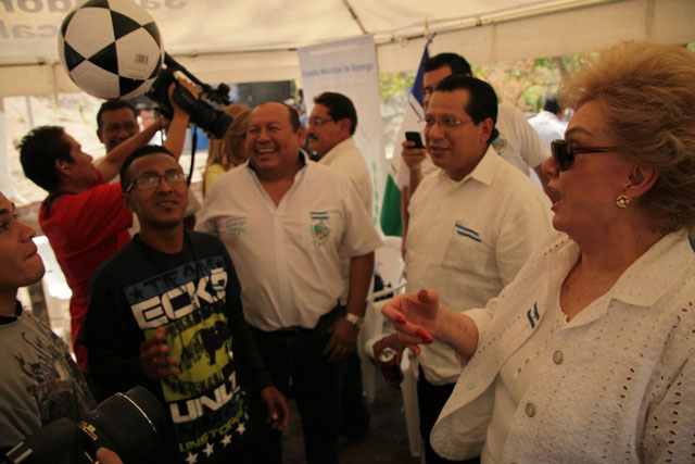 Gloria Salguero reparte dos pelotas de fútbol a los pandilleros durante el acto de inauguración de la granja de pollos en Ilopango. Foto Mauro Arias﻿" /></div><div class=