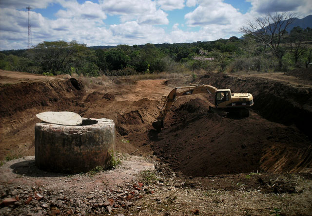 Durante todo un año, de enero de 2011 a enero de 2012, la excavación se detuvo. El MOP retiró las máquinas necesarias. La Fuerza Armada aportó una pala mecánica, pero por sí sola representaba una máquina inútil para esta obra.