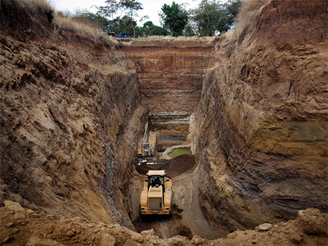 A partir de abril de 2012, la excavación se renovó a buen ritmo, pero para ese entonces, el reto se hizo mayor: algunas lluvias ya habían caído, y más que trabajar sobre tierra seca, allá abajo se lidiaba con lodo.