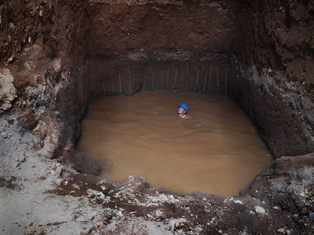 Este año, ya con los acusados en la calle, Ticas sigue luchando por sacar los cadáveres. La misión se ha vuelto titánica porque algunas venas de agua se han roto. Ticas asegura que la Fiscalía está buscando un traje de buceo para poder acceder.