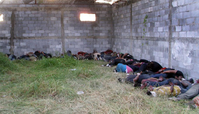 Los cuerpos de 72 migrantes asesinados por sus captores en un rancho en San Fernando, Tamaulipas, en agosto de 2010. Foto AFP.