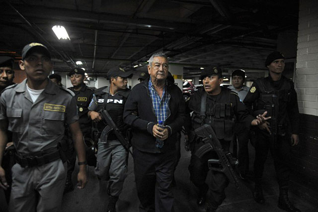 Waldemar Lorenzana Lima, un traficante de drogas relacionado con el cártel de Sinaloa, es llevado a declarar a los juzgados en Ciudad de Guatemala, el 28 de abril de 2011. Foto AFP/Johan Ordóñez