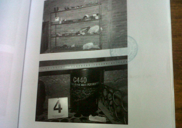 Un testigo declaró en el juicio que vio cuando de esas propiedades sacaron muchas armas en enero de 2010. En la foto, arriba, uno de los cuartos de la propiedad. Abajo, un barril porta granadas de mano.      