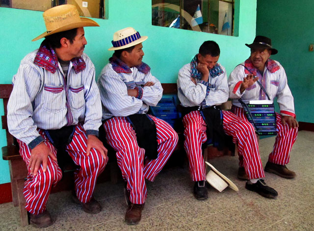 Hombres de Todos Santos discuten en el pasillo de la alcaldía local.