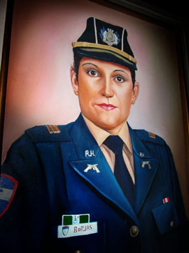 Retrato de la comisionada María Luisa Borjas, pintado antes de que la destituyeran luego de denunciar a jefes policiales ligados a una estructura de limpieza social de supuestos delincuentes.