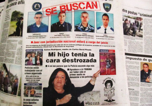 Aurora Rodríguez en una portada de La Tribuna, días después del crimen cometido contra los estudiantes. Arriba, los rostros de los policías de La Granja que ejecutaron a Alejandro Vargas y Carlos David Pineda