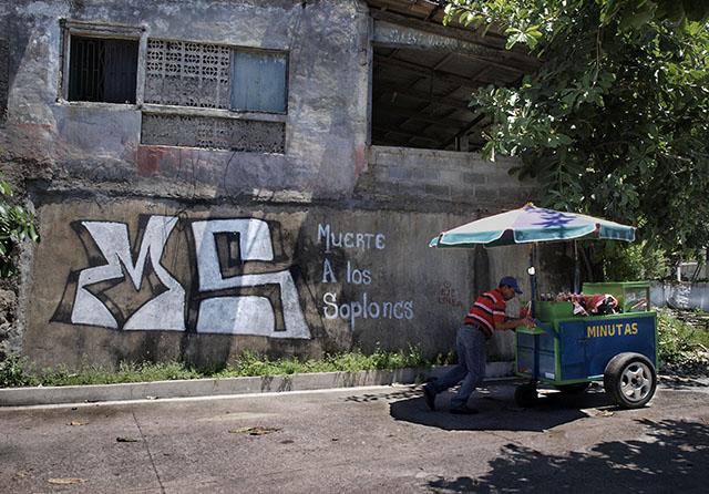 Los homicidios se redujeron en Acajutla (Sonsonate) un 95 % entre 2011 y 2013, pero las estructuras de terror de las pandillas siguen vigentes. 'Muerte a los soplones' y 'Ver, oír y callar' son amenazas aún vigentes en el municipio. Foto Roberto Valencia.