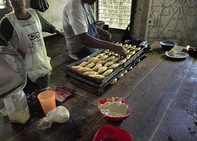 En el límite de los barrios La Coquera y La Atarraya, en Acajutla, la clica ALS de la Mara Salvatrucha administra una panadería en la que no trabajan pandilleros, sino que tienen a dos panaderos empleados. Foto Roberto Valencia.